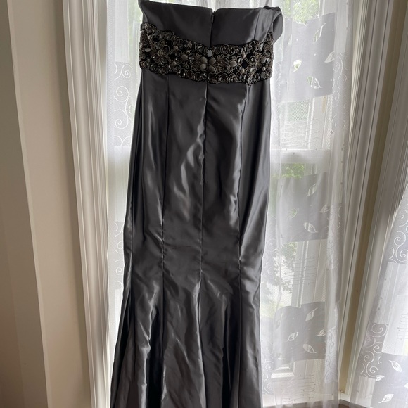 Love Gown mermaid style, worn once—- Needs to be dry cleaned to remove stain - Picture 6 of 10